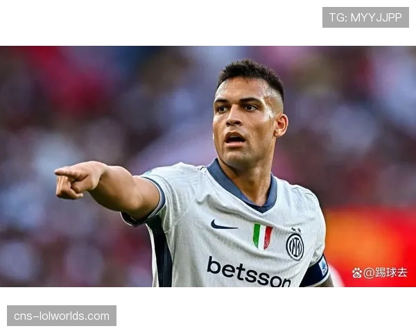 特写：劳塔罗打入夺冠进球后，奔向北看台与球迷共庆